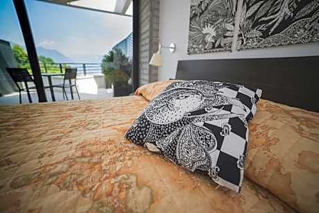 Deluxe Double or Twin Room with Partial Lake View and Garden