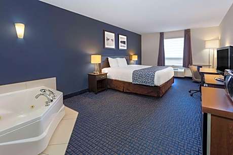 Deluxe King Room with Spa Bath- Non-Smoking