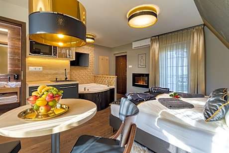 Deluxe Suite with Spa Bath