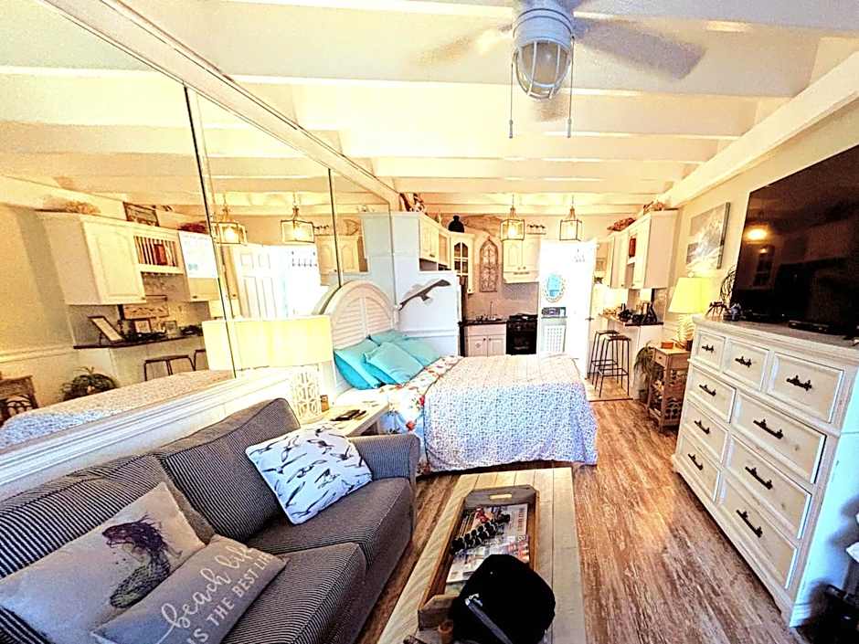 COUPLES GETAWAY, HONEYMOON SWEET, Perfectly Cozy Beach Front Condo with kitchen, pool, free parking,CHECK-IN AT DOOR