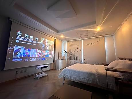 Movie [탑층 뷰맛집] 4K빔+올리모델링+1.5룸 프리미엄 숙소