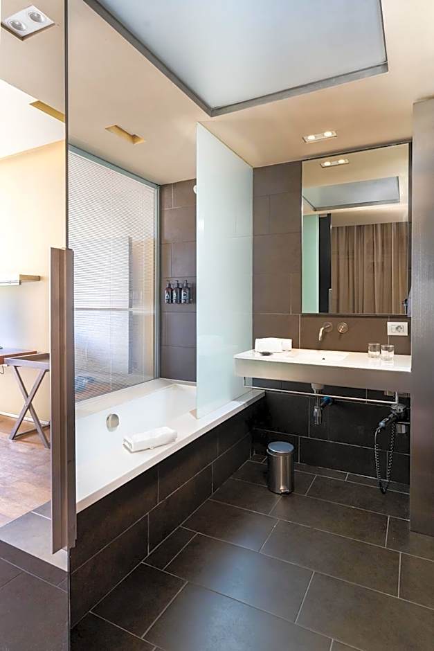 B Hotel