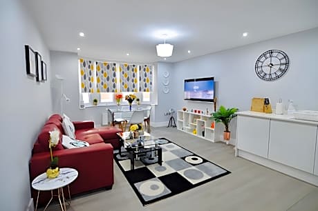 Stylish Central self contained  flat by CozyNest