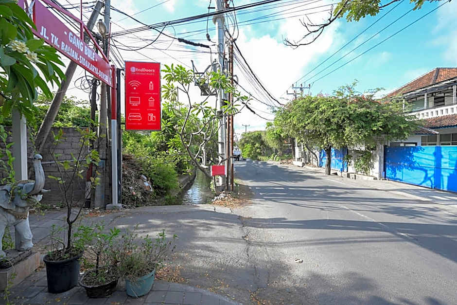 RedDoorz near Mertasari Beach 2