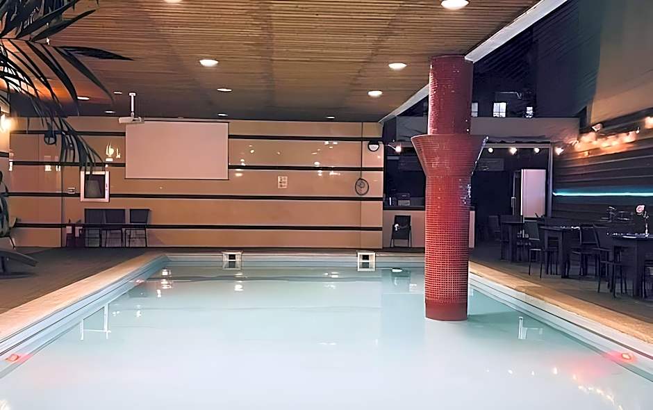 Townhouse Oak Vera Hotel Near Clark International Airport