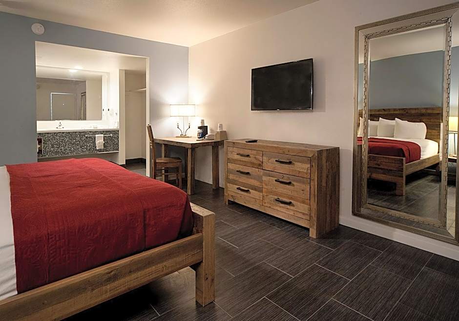 Photo 1 of 4 of 1 Queen Bed