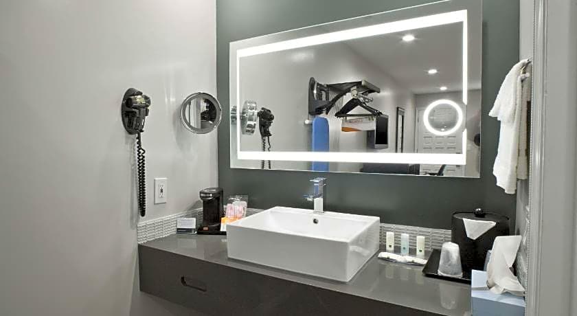 Bay Area Inn & Suites