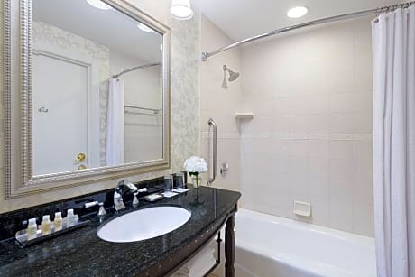 Junior Suite, 1 Bedroom, River View, Corner (1 King Bed)