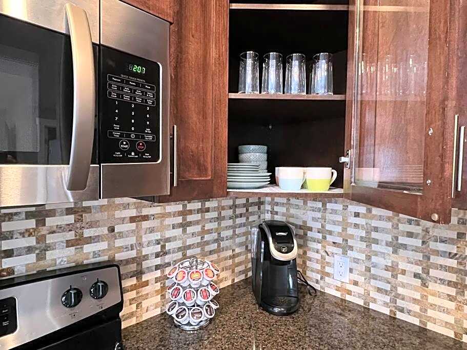 Spacious Private Walkout Entire Suite Close to YYC, DT, Shops, Stampede & Mountains with many Amenities in Panorama Hills NW - 4 Can Sleep