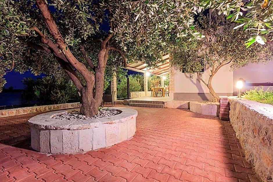 Luxury Beachfront Villa Dalmatino Trogir with private pool right at the beach in Okrug Gornji - Ciovo