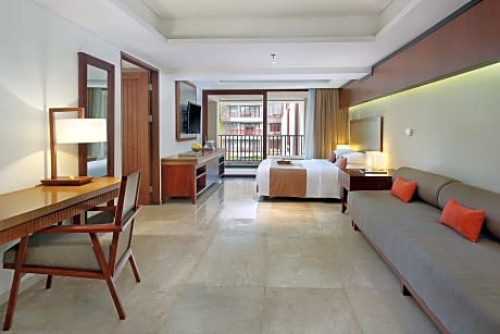 Deluxe Suite with Spa Bath and One-Time Mini-bar