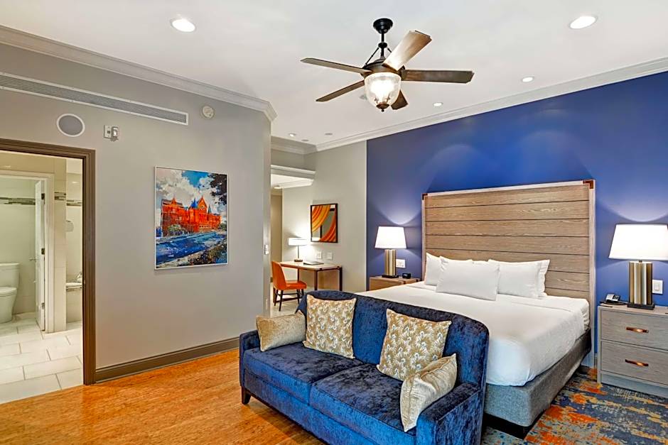 Photo 1 of 14 of 1 King Bed, Whirlpool