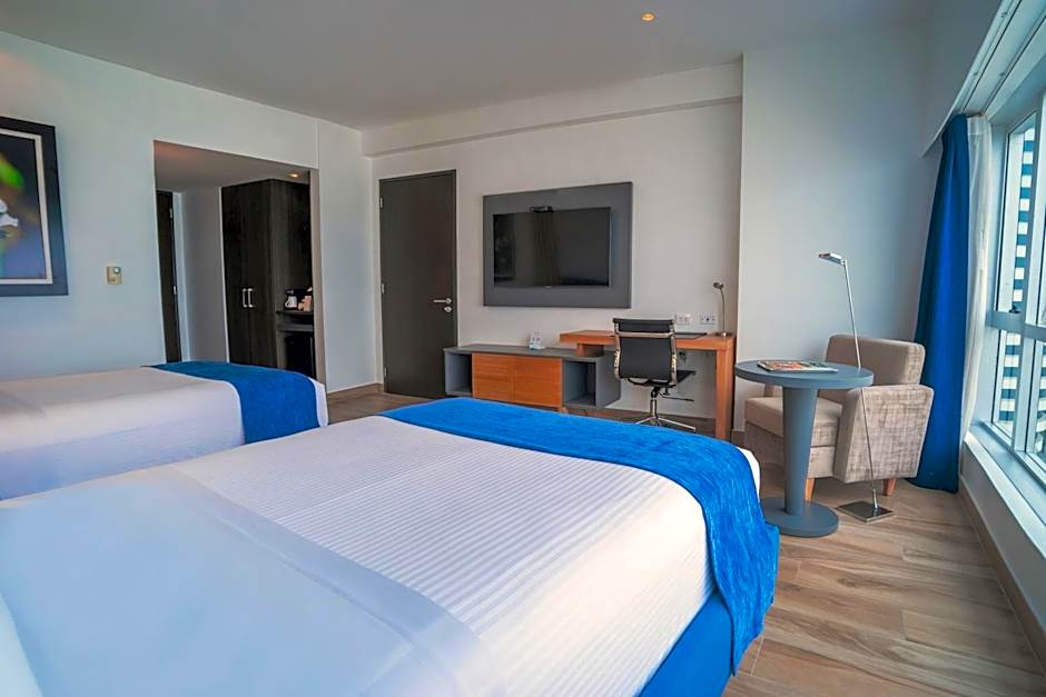 Wyndham Guayaquil, Puerto Santa Ana