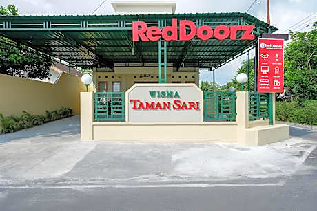 RedDoorz near Stadion 45 Karanganyar