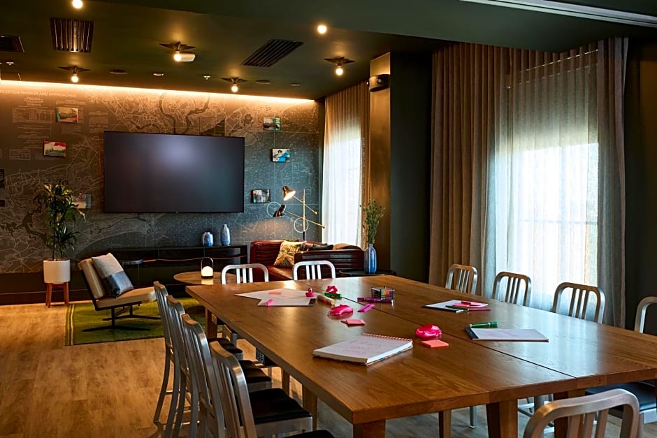 Moxy Charleston Downtown