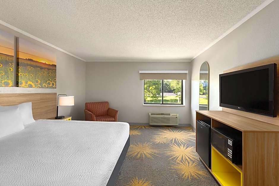 Days Inn and Suites by Wyndham Kansas City South