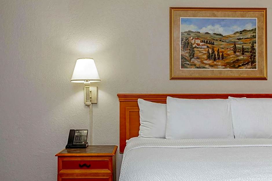 La Quinta Inn & Suites by Wyndham Tampa Bay Pinellas Park Clearw