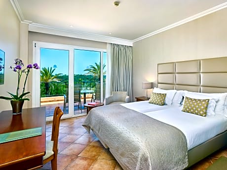 SIDE SEA VIEW AND POOL VIEW Room