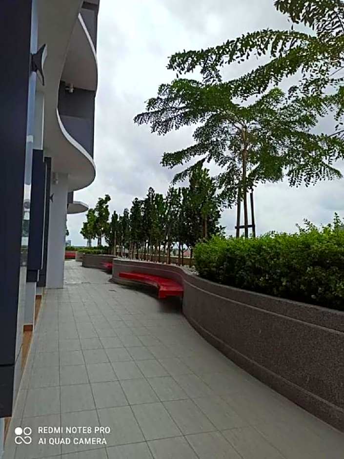 Zulanie Suite Troika Residence, SPACIOUS AND COZY WITH POOL, Free Wifi & Netflix in Golden Triangle of Kota Bharu