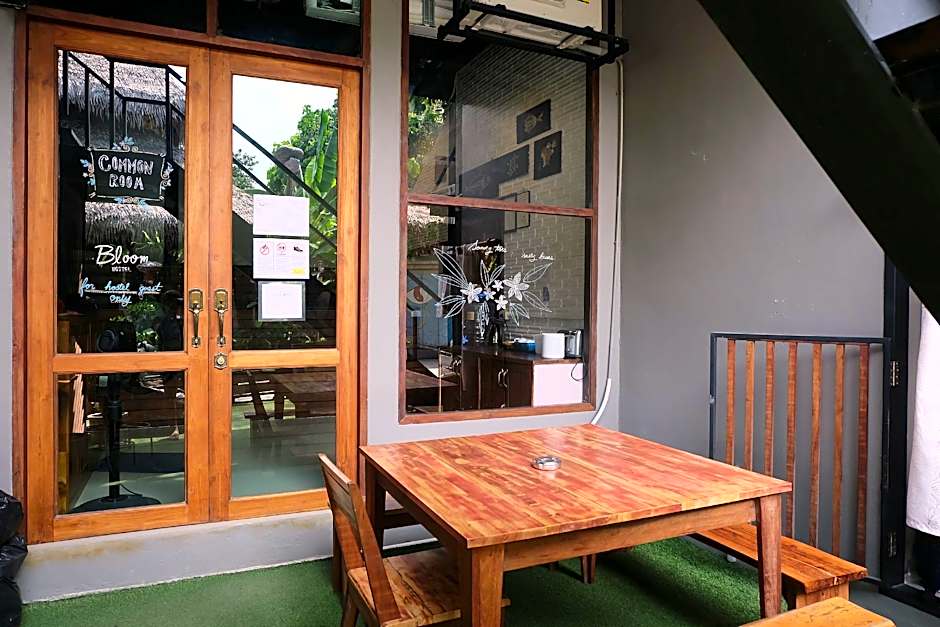 Lipe - Bloom Cafe and Hostel