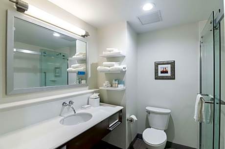 2 Queens Mobility Access W/Tub Nonsmoking