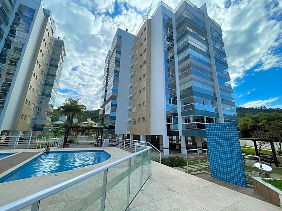 cód 55 - Apartamento no melhor condomínio da praia