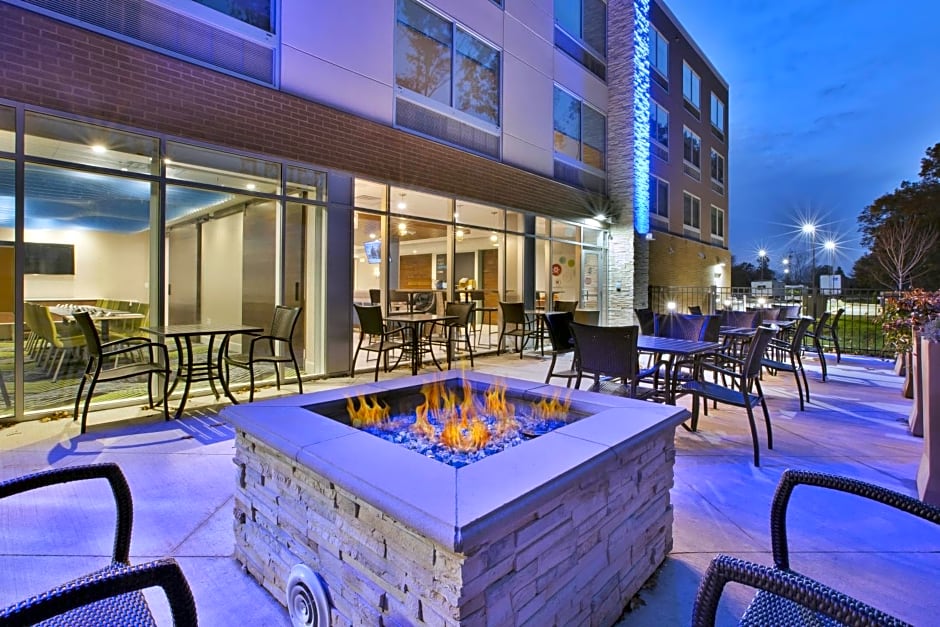 Holiday Inn Express & Suites Grand Rapids - Airport North By IHG