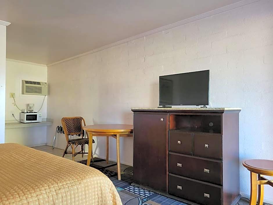 Emerald Inn & Lounge
