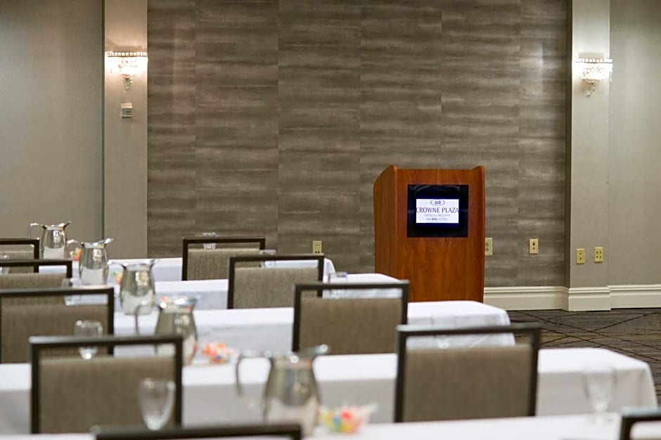 Crowne Plaza Edison, an IHG Hotel
