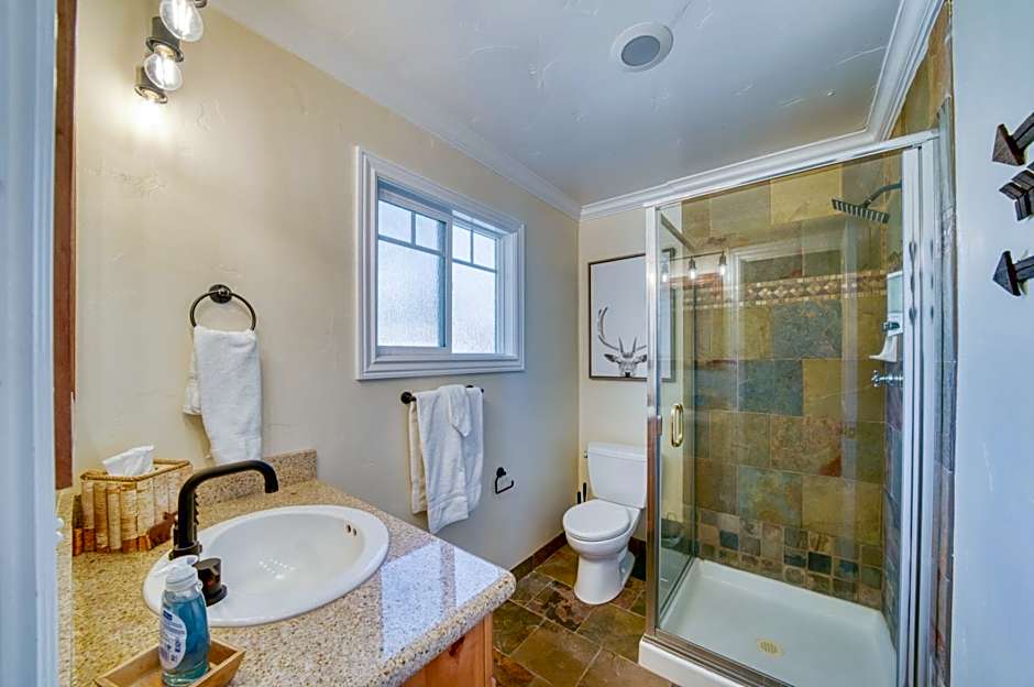 Moose and Maple Lodge