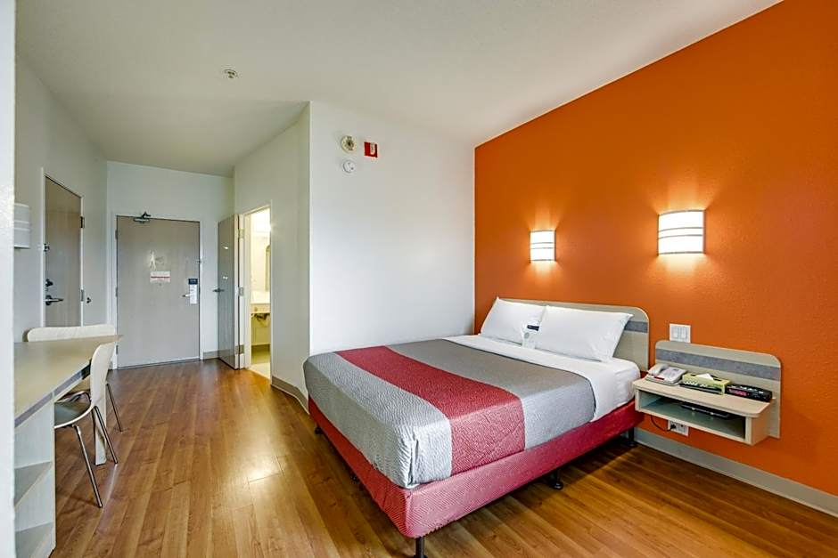 Motel 6-Brampton, ON - Toronto