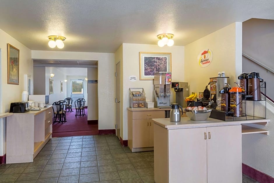 Super 8 by Wyndham Hamilton