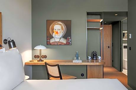 Superior King Room with City View