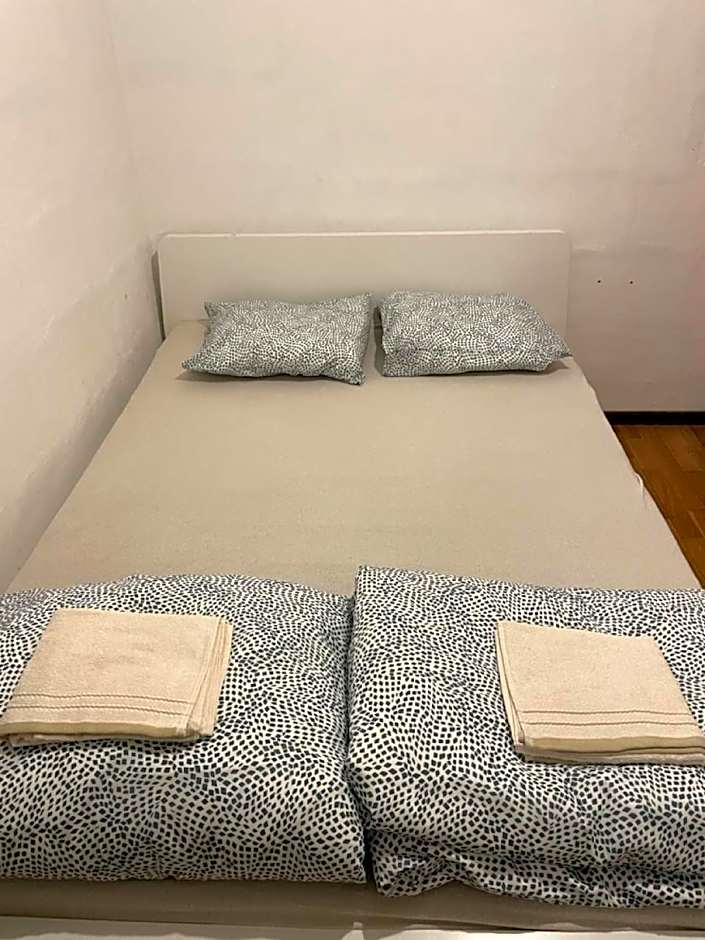 Balazs Guesthouse - in a green area, with our own garden - next to Metro 4 station