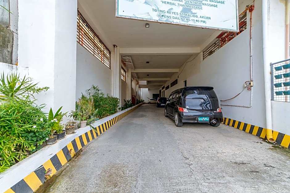 RedDoorz Plus near Gaisano Mall Kalibo - Vaccinated Staff