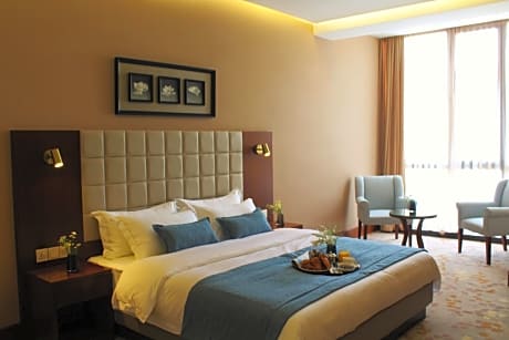 1 King Bed, Balcony