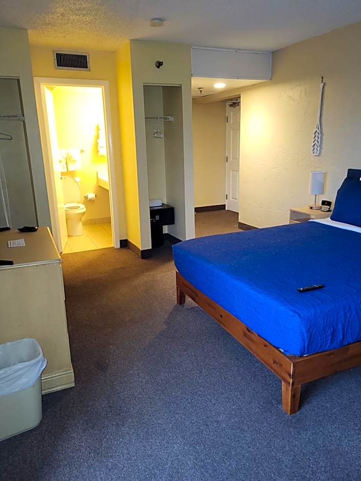 Beachside Hotel - POOL IS OPEN!