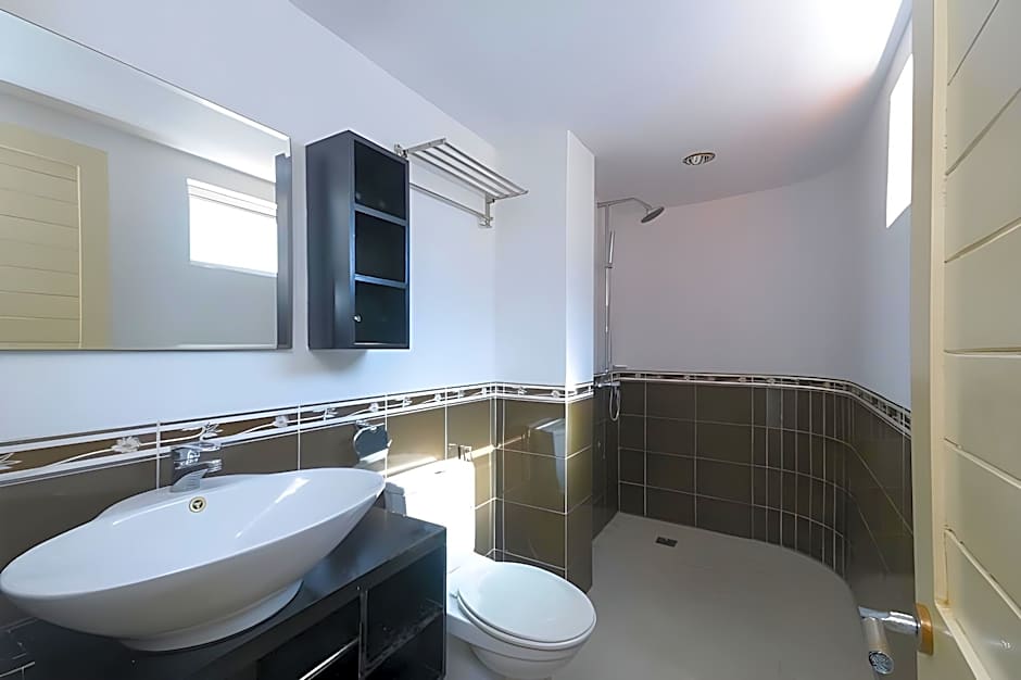 Super OYO 976 Dragon Inn