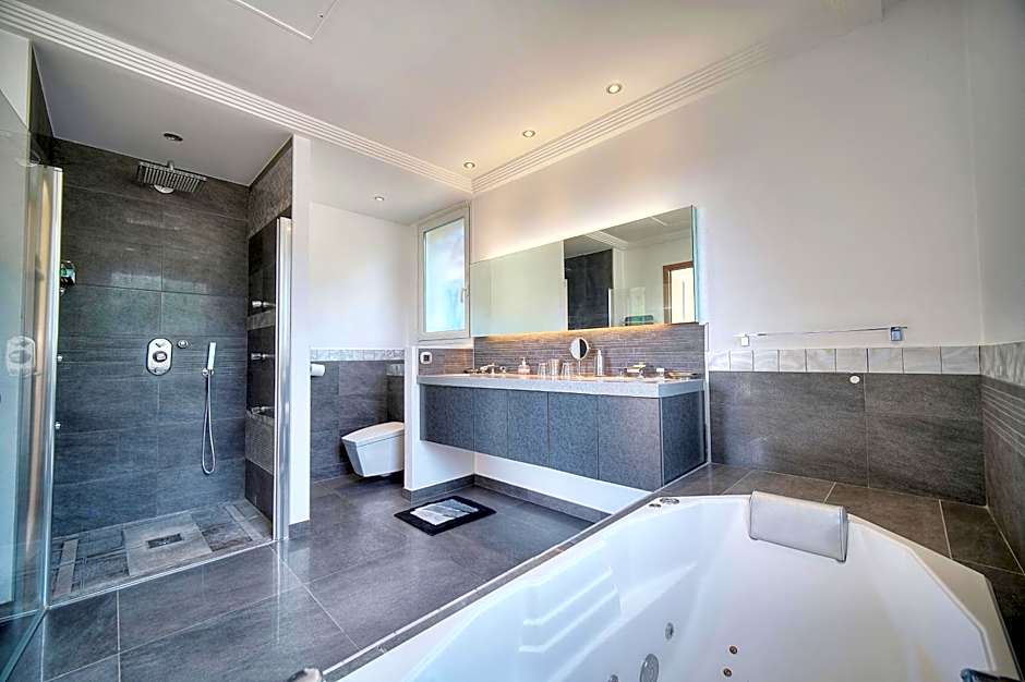 "AU HAVRE DE PAIX" 5 étoiles Prestige jacuzzi, hammam, sauna, PISCINE chauffée Mougins Cannes Grasse
