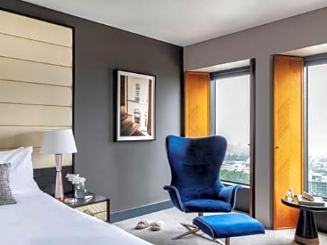 Luxury Club King Room with City View - Club Lounge Access