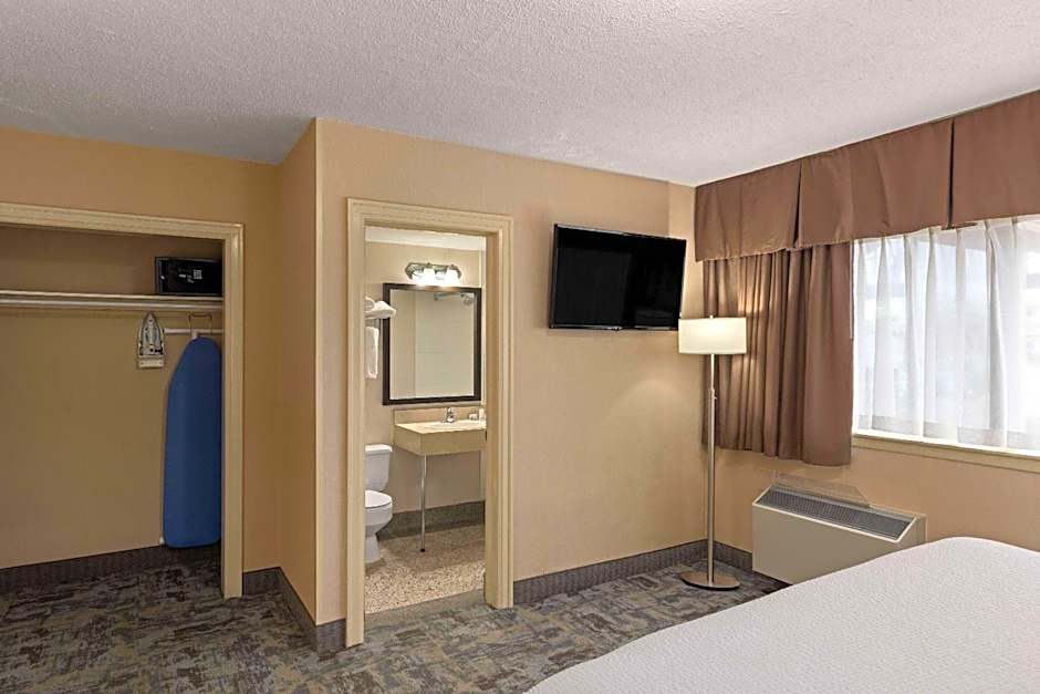 Travelodge by Wyndham Thunder Bay ON
