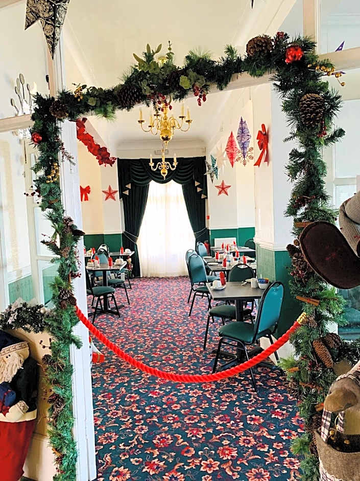 Four Oaks Hotel