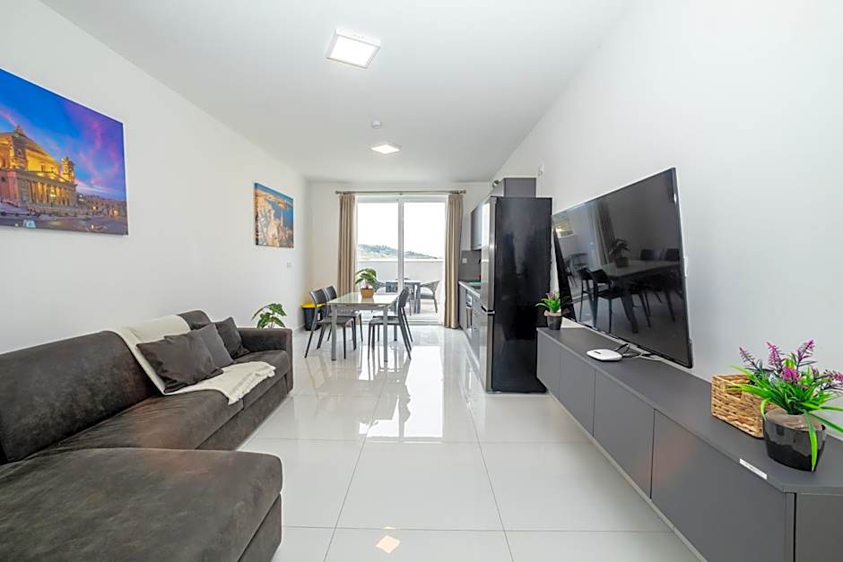 Spacious 2BR Apartment with Terrace - by HostMT