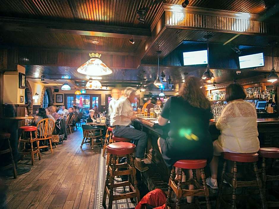 DoubleTree by Hilton Hotel & Suites Victoria