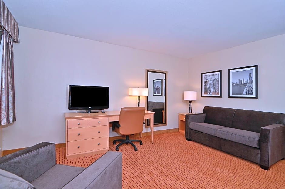 Clackamas Inn and Suites