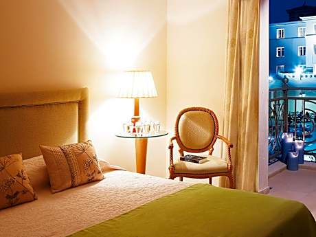 Bungalow with Pool View