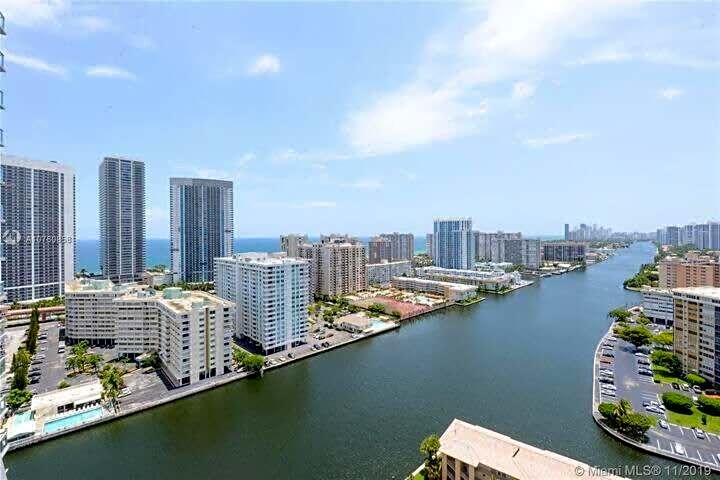 Spectacular View wBalcony Pool