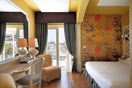 Deluxe Double or Twin Room with Side Sea View