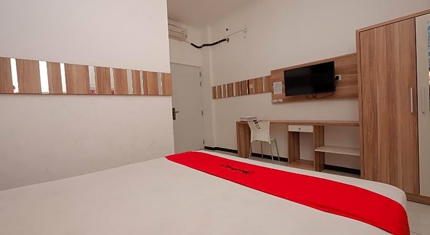 RedDoorz near Plaza Simpang Lima