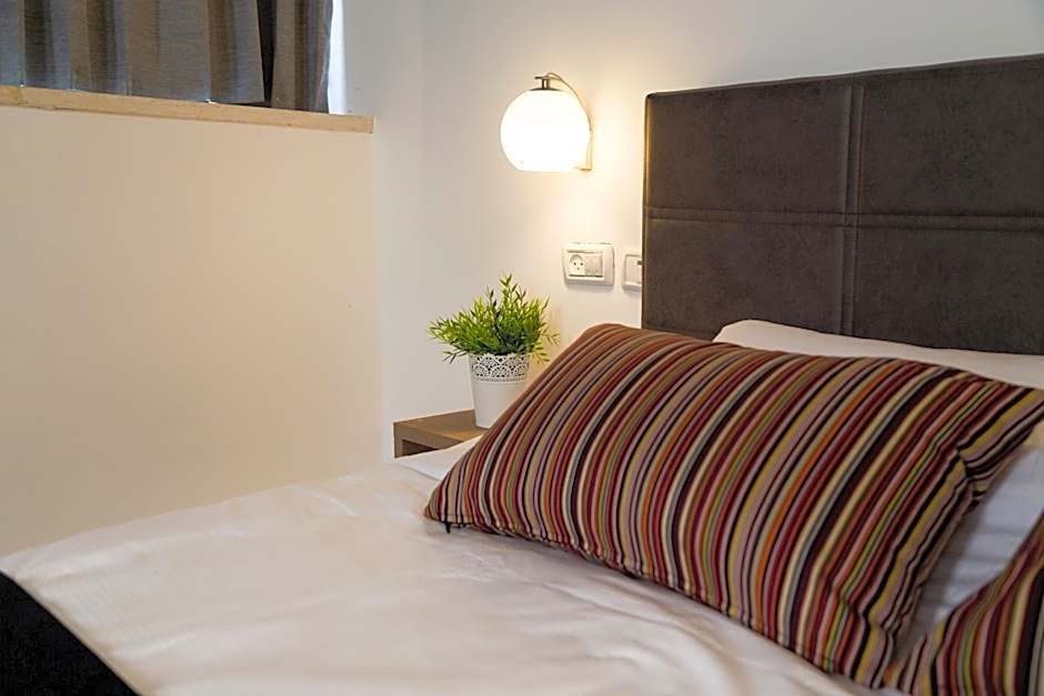Johnny Hotel – Jerusalem, CA